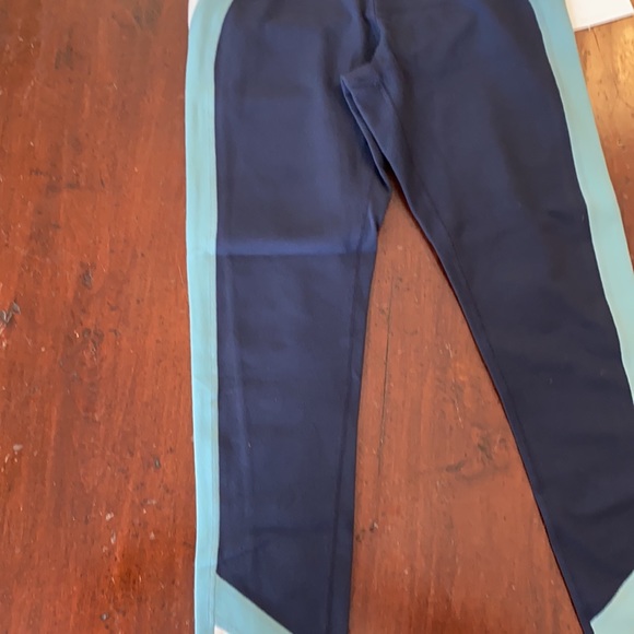 Beyond Yoga High-Waist size small legging - Picture 4 of 6